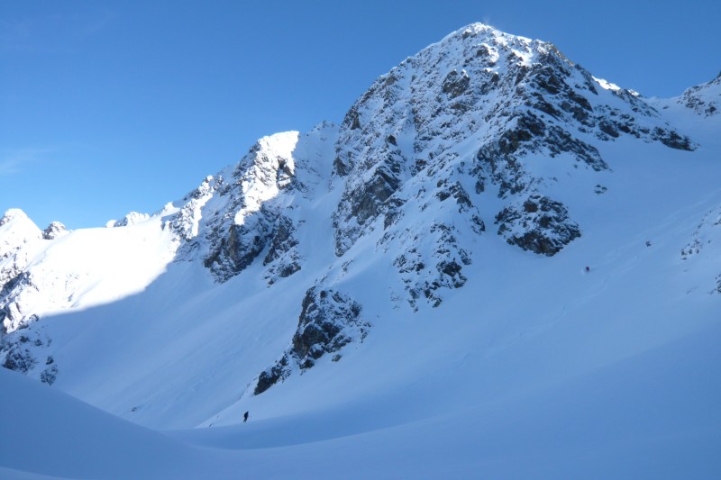 #4 Poudreuse de rêve : Descente dans le vallon vierge sous le sommet (sommet que l Poudreuse de rêve : Descente dans le vallon vierge sous le sommet (sommet que l'on contourne par la droite en montant ; le couloir final n'est pas visible sur la photo).
Une neige de cinéma.
