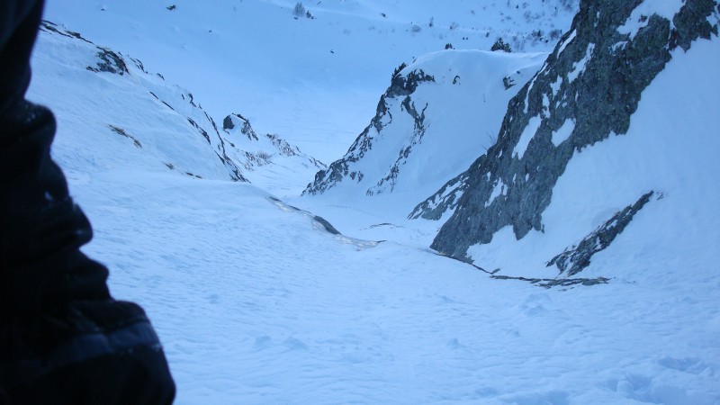 #6 La fameuse étroiture : Le plus tendu est le passage du bas vers le caillou. Ça vaut le coup de remettre les crampons. La fameuse étroiture : Le plus tendu est le passage du bas vers le caillou. Ça vaut le coup de remettre les crampons.