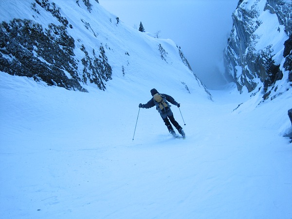 #5 Couloir : Bientôt happé par le brouillard. On voit bien les étroitures... Couloir : Bientôt happé par le brouillard. On voit bien les étroitures...