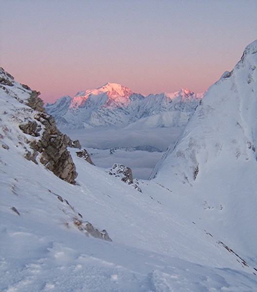 Mont Blanc : Derniers rayons du jour pour le seigneur des Alpes.