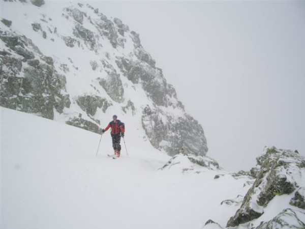 #1 L L'arrivée : Fred arrivant au col, en pleine tempête de neige