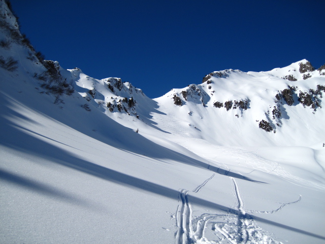 #8 Vallon de Lachat : Descente sur le versant E du Col du Loup, tout en poudreuse paillette. Vallon de Lachat : Descente sur le versant E du Col du Loup, tout en poudreuse paillette.