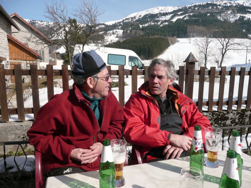 #5 santé : Le gars à droite c santé : Le gars à droite c'est Michel qui commence fort son premier jour d'une retraite bien méritée.Bienvenu au club et les zôtres n'oubliez pas de cotiser sinon on va descendre dans la rue et ça va chier!!!non mais des fois.