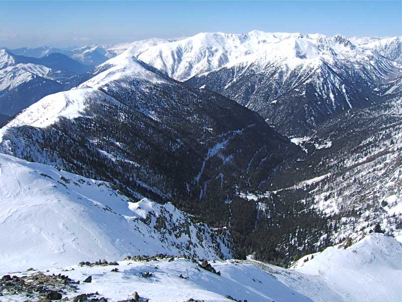 #3 Juisse Piagu : Vue sur le départ du Couloir de Juisse avec des restes de plaques qui ne donnent pas envie. Vue sur la Cime de Piagu qui permet de choisir sont itinéraire de descente. Juisse Piagu : Vue sur le départ du Couloir de Juisse avec des restes de plaques qui ne donnent pas envie. Vue sur la Cime de Piagu qui permet de choisir sont itinéraire de descente.