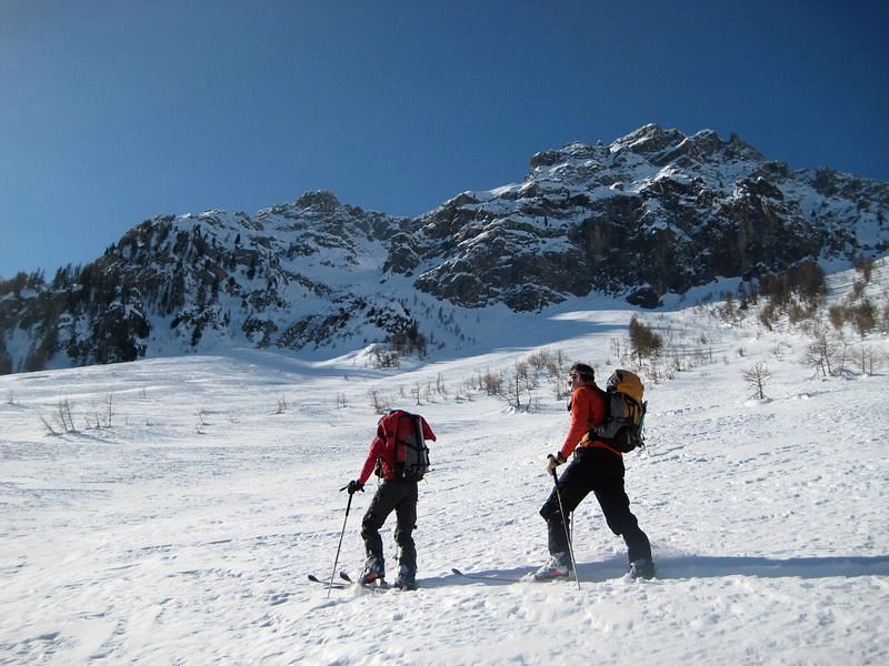 #2 OM: droit au but ! : C OM: droit au but ! : C'est censé passer à gauche du sommet de gauche
