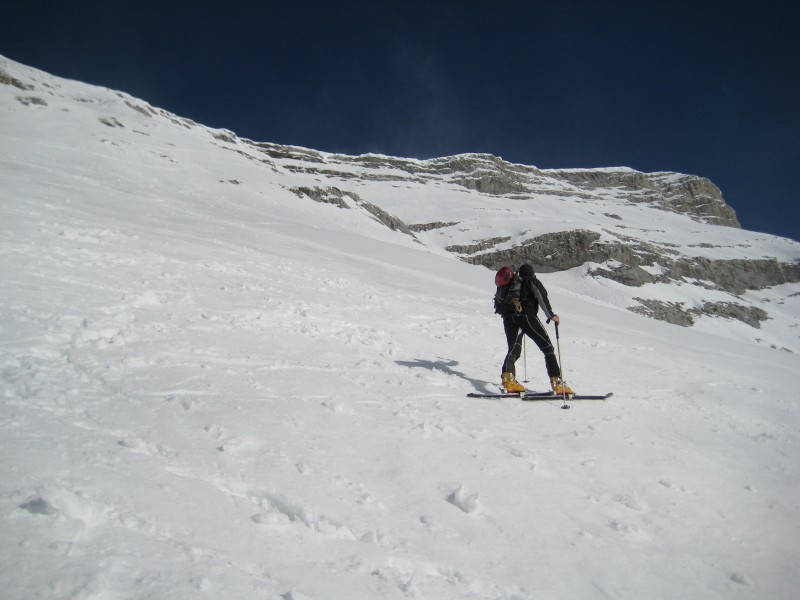 Sous la Petite Moucherolle : On monte dans cette face. On trouvera bien un moyen facile de rejoindre le col des moucherolles