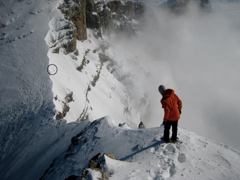 Depuis la Petite Moucherolle : François matte l'entrée de la face sud de la Grande Moucherolle (rond noir)