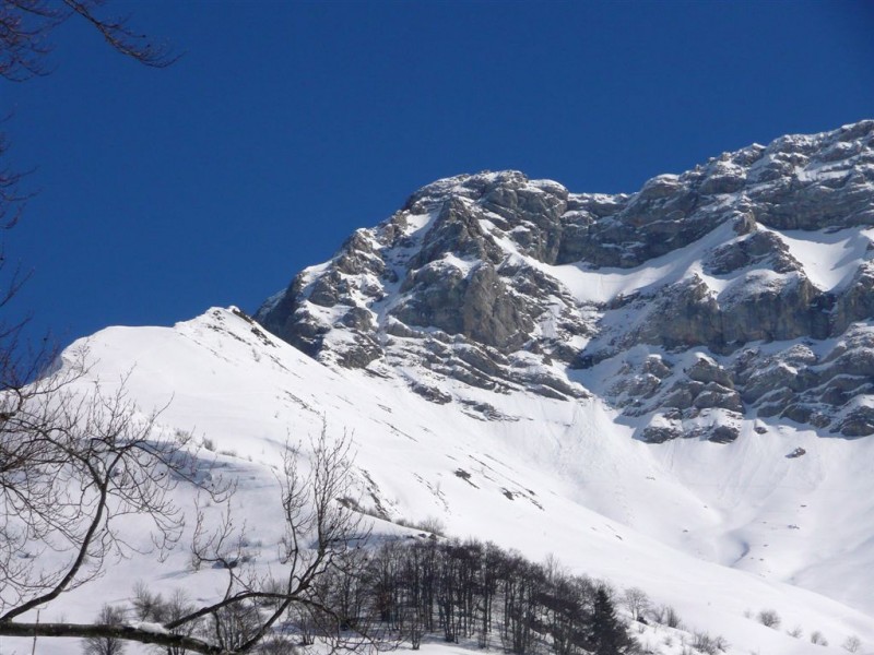 face ouest Arcalod skiée hier : après le vallon suspendu, la trace part à gauche vers le nord. Le petit saut en bas