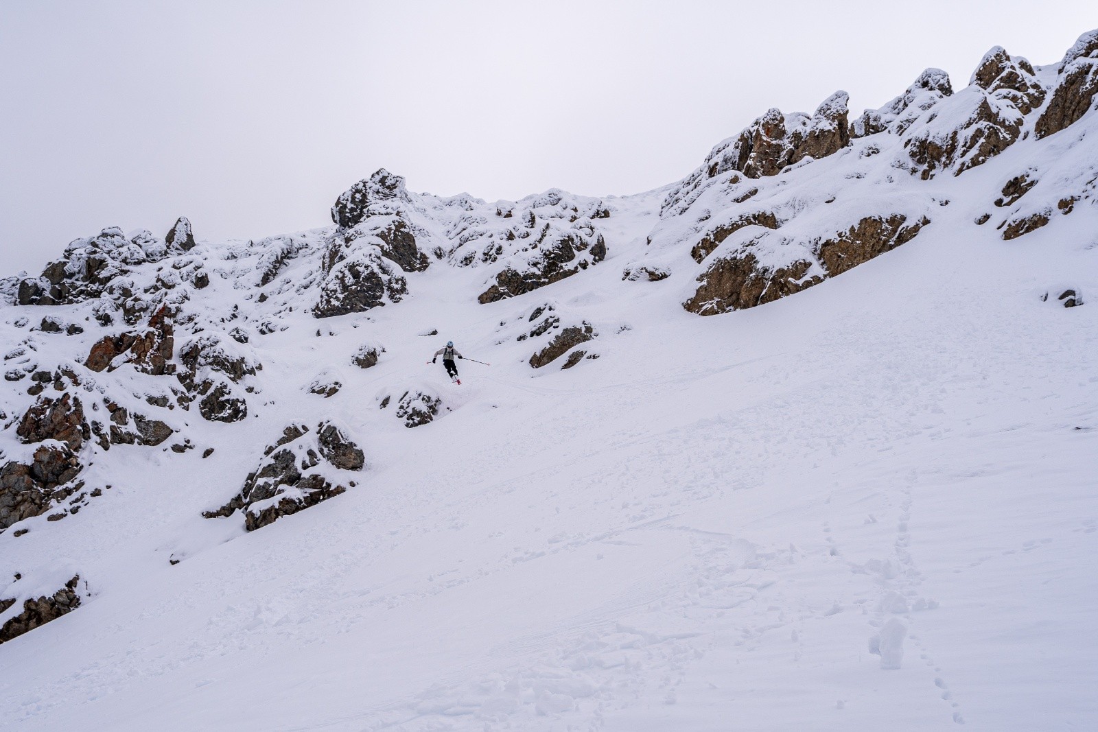 #8 Sous le sommet, on trouve un cheminement dans les barres Sous le sommet, on trouve un cheminement dans les barres