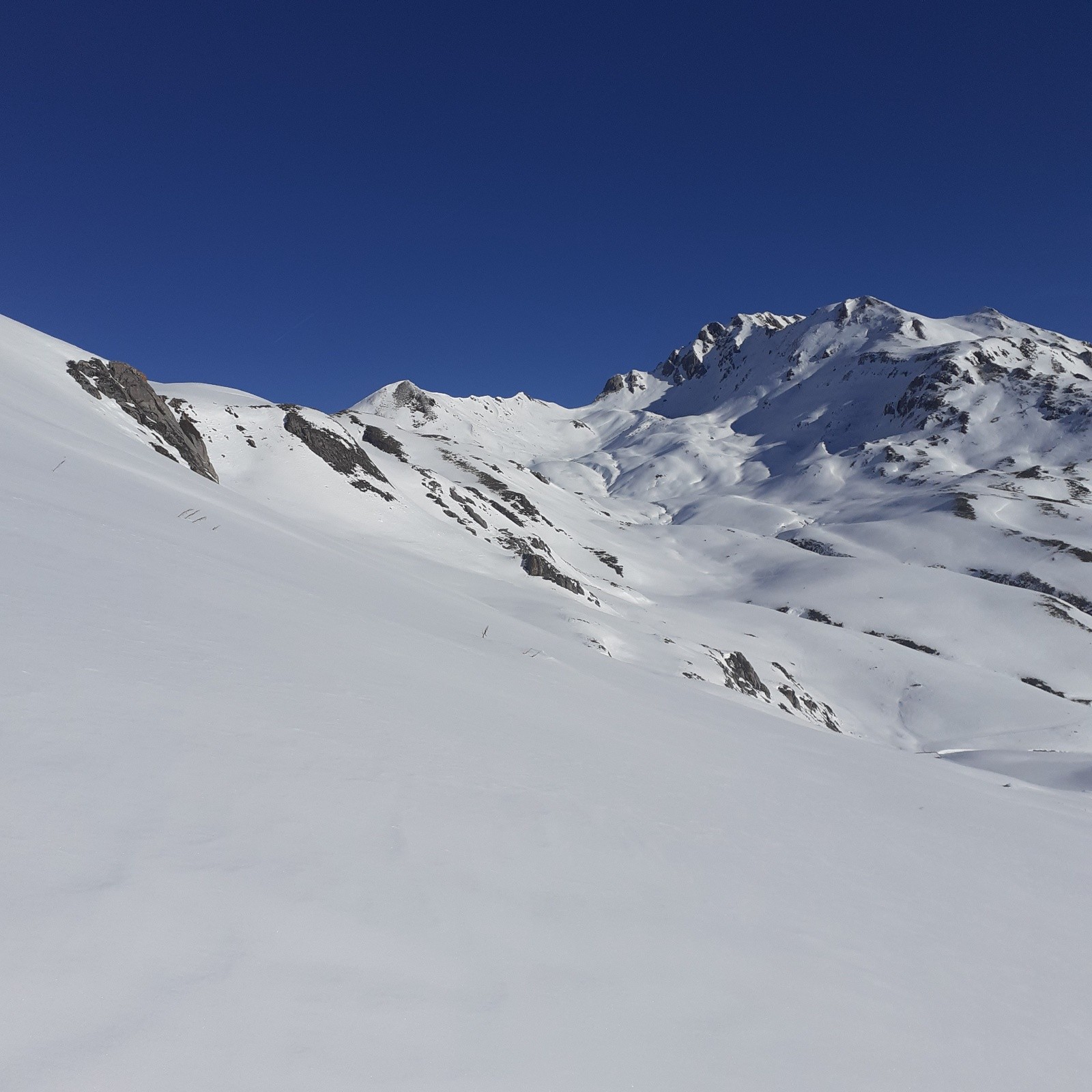 #2 En montant vers Dzonfié et vue sur Pierre Percée En montant vers Dzonfié et vue sur Pierre Percée