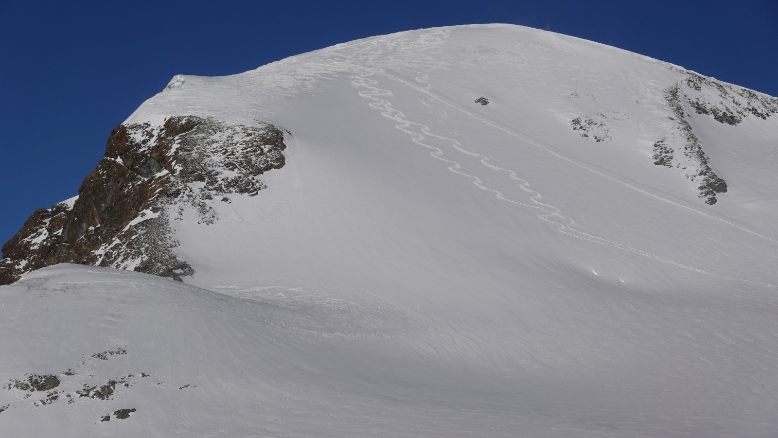 #18 Nos deux traces sur la gauche en bonne poudreuse Nos deux traces sur la gauche en bonne poudreuse