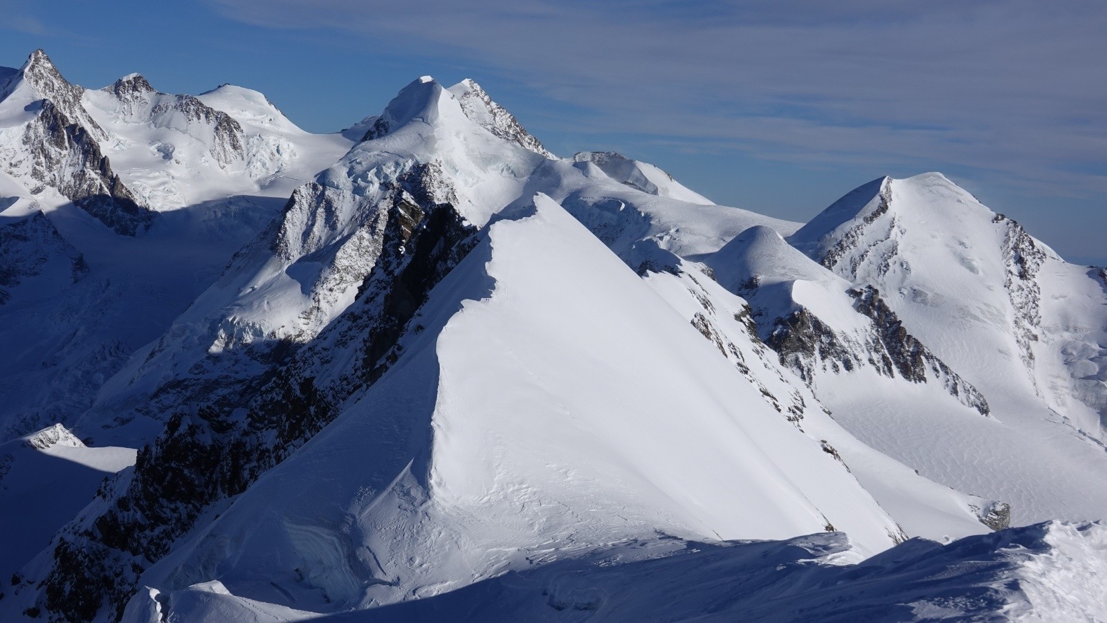 #9 Panorama au téléobjectif sur toutes les pointes du groupe du Monte-Rosa avec au premier plan, le Breithorn Central Panorama au téléobjectif sur toutes les pointes du groupe du Monte-Rosa avec au premier plan, le Breithorn Central