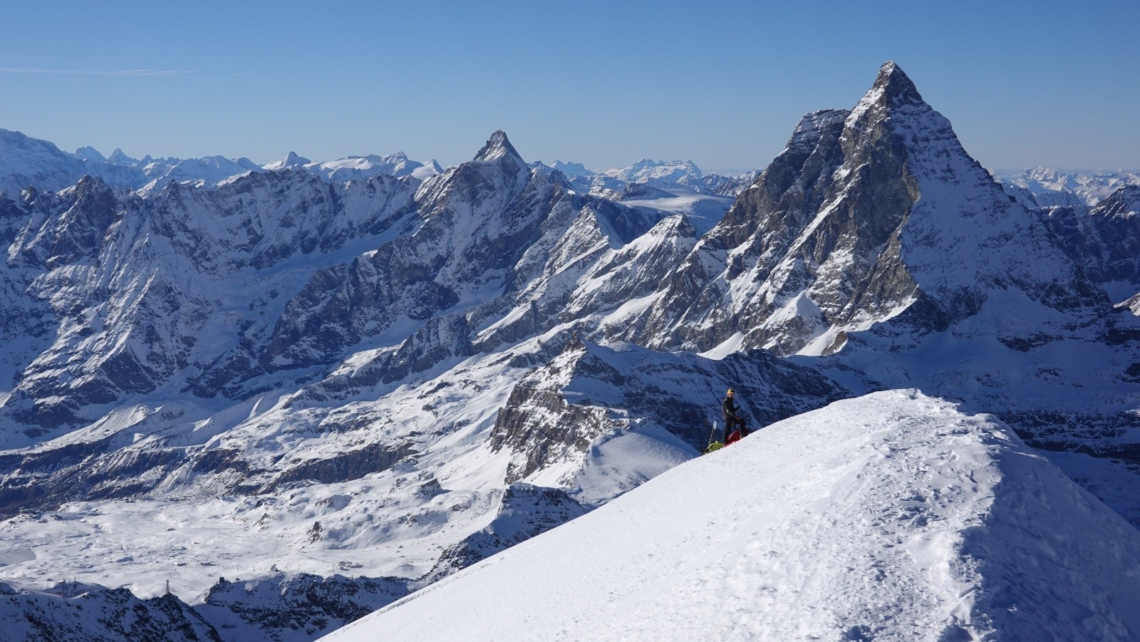 #10 Jean-Marie sous le sommet à l Jean-Marie sous le sommet à l'abri du vent sur fond de Dent d'Hérens et de Cervin
