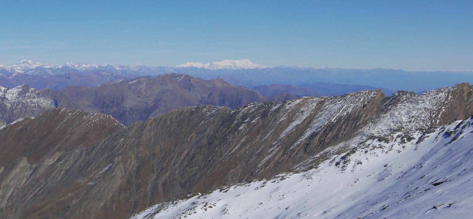 #6 Grand Paradis, Mont Rose et entre les deux l silhouette du Cervin Grand Paradis, Mont Rose et entre les deux l silhouette du Cervin