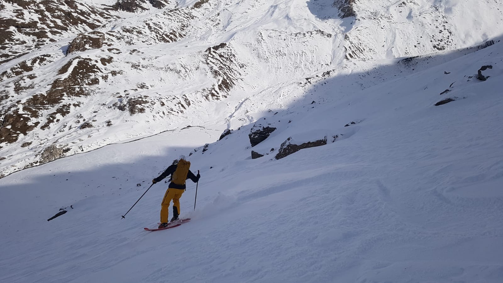 #4 vue sur la vallée et les pentes peu enneigée en sud. vue sur la vallée et les pentes peu enneigée en sud.
