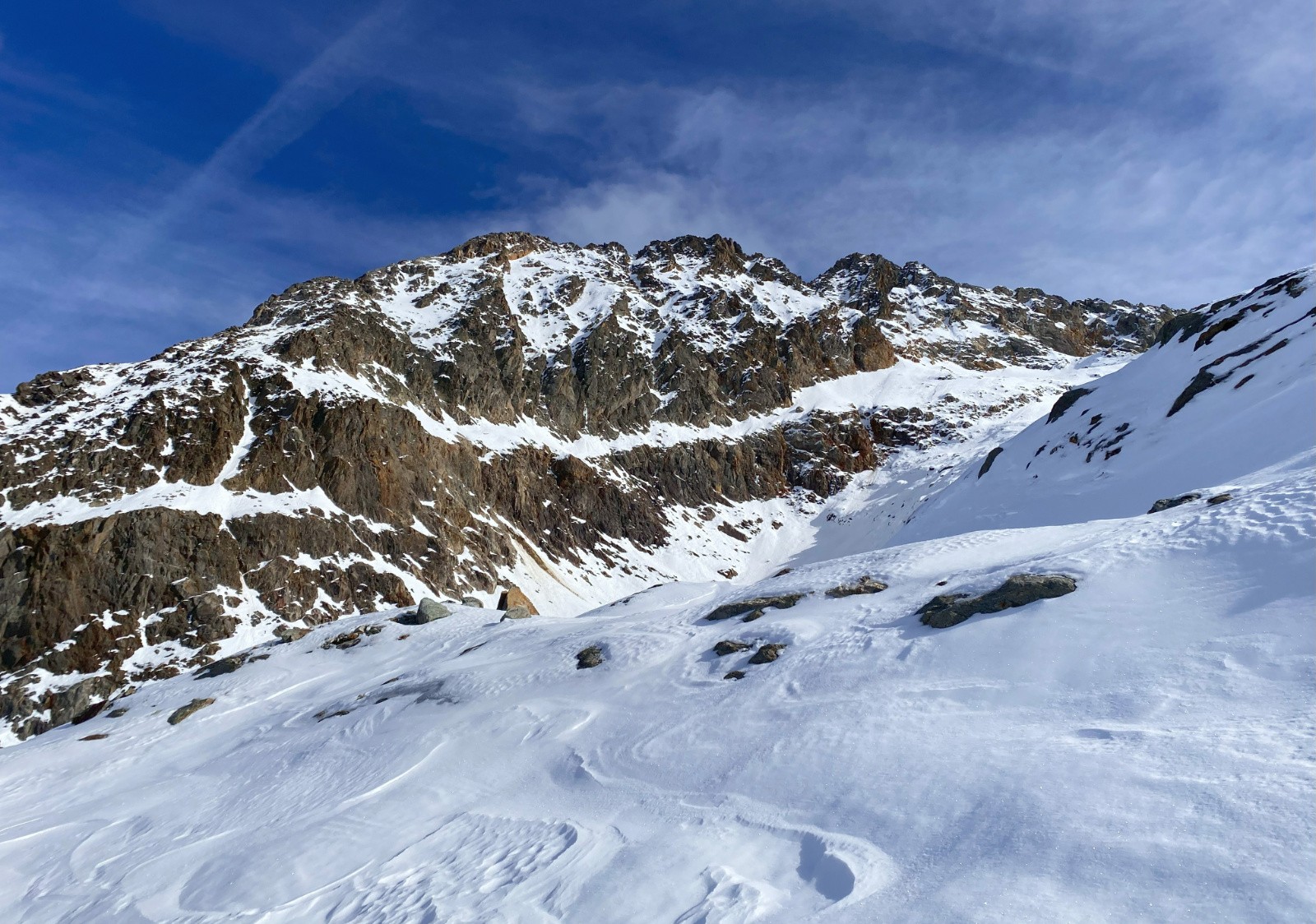 #12 Cimes de la Barbarate et passage pas terrible au centre droit Cimes de la Barbarate et passage pas terrible au centre droit