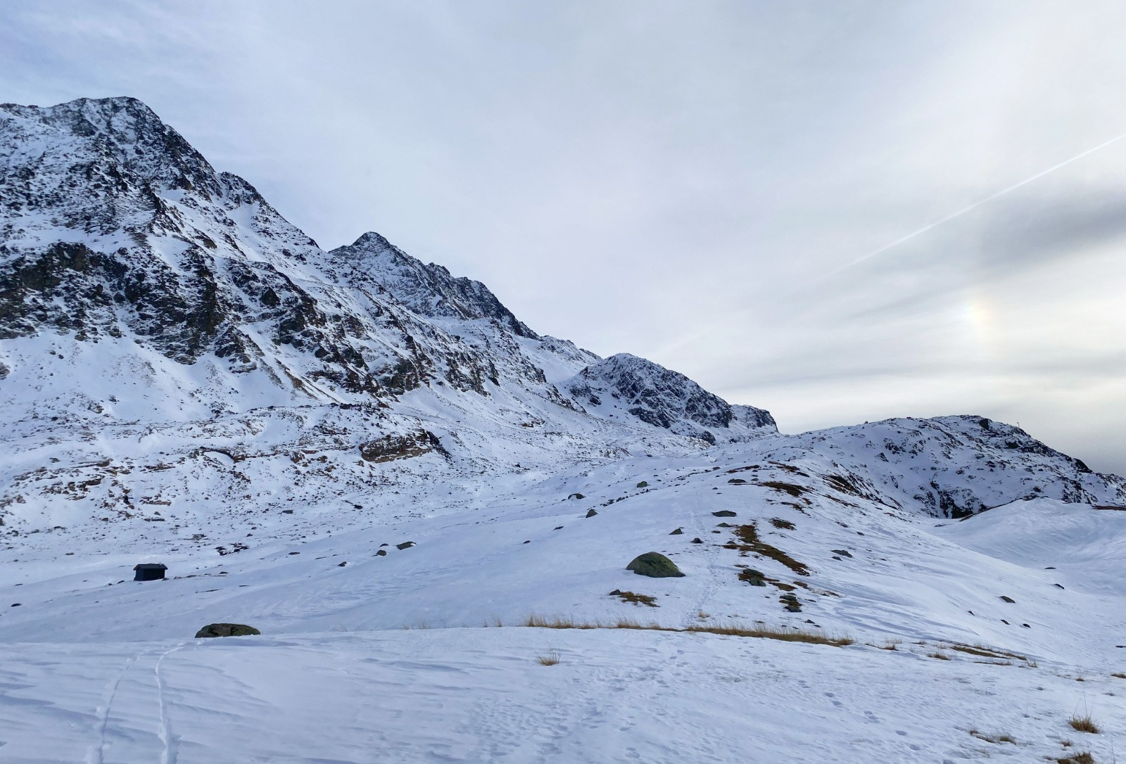 #21 Dans le rétro, on distingue le passage et l Dans le rétro, on distingue le passage et l'épaule sommitale à la base des falaises de l'étendard
