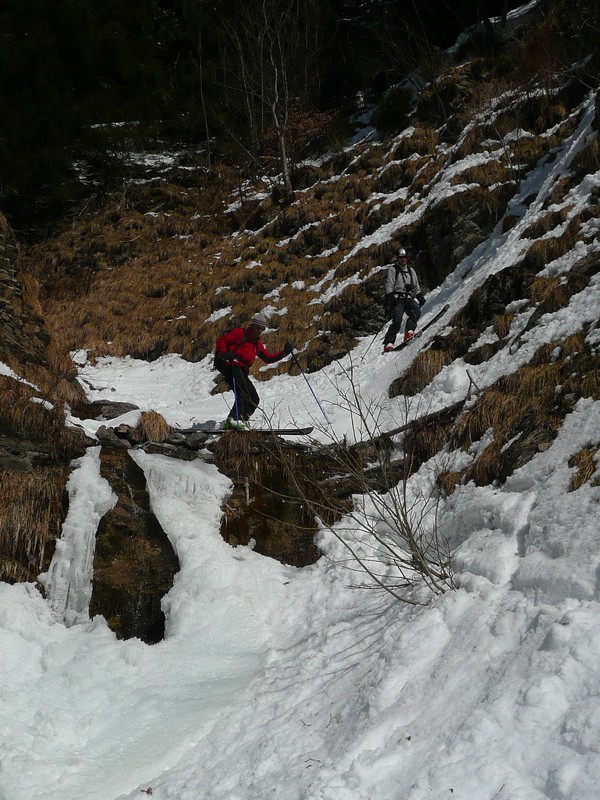 #9 Chaurionde : Petit saut pour sortir du lit du ruisseau tout en bas de la face. Chaurionde : Petit saut pour sortir du lit du ruisseau tout en bas de la face.