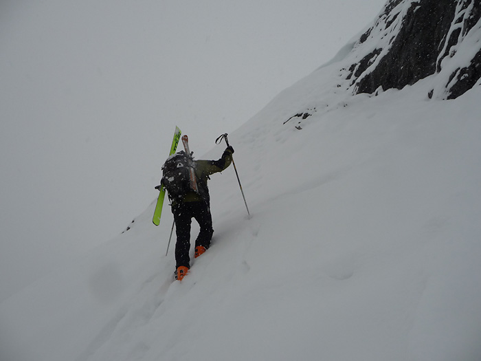 #3 Dérochoir : Les quelques traces de montée descente de la veille (neige certainement pourrie au vu de la température du 21 02) Dérochoir : Les quelques traces de montée descente de la veille (neige certainement pourrie au vu de la température du 21 02)