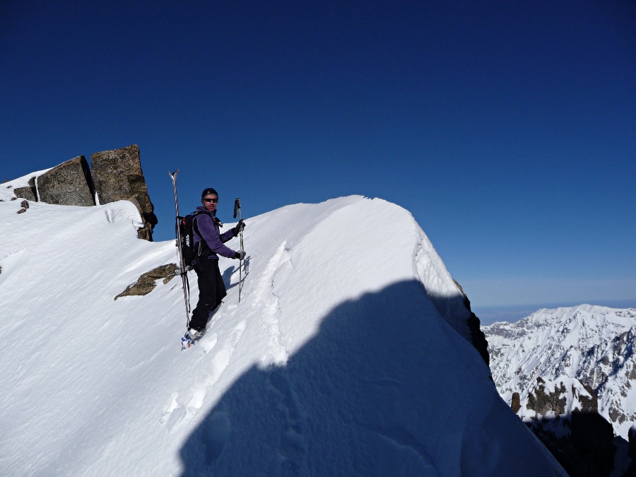 Summit (ou presque) : Etienne sur l'épaule neigeuse, quelques mêtres sous le sommet rocheux. Un sacré gaz sur le versant NE.