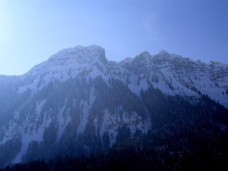 #14 Suet : La face vue des chalets du Lortier :le couloir est évident au centre de la photo : tellement évident que ce matin en passant sur la route on a laissé tomber l Suet : La face vue des chalets du Lortier :le couloir est évident au centre de la photo : tellement évident que ce matin en passant sur la route on a laissé tomber l'objectif de départ