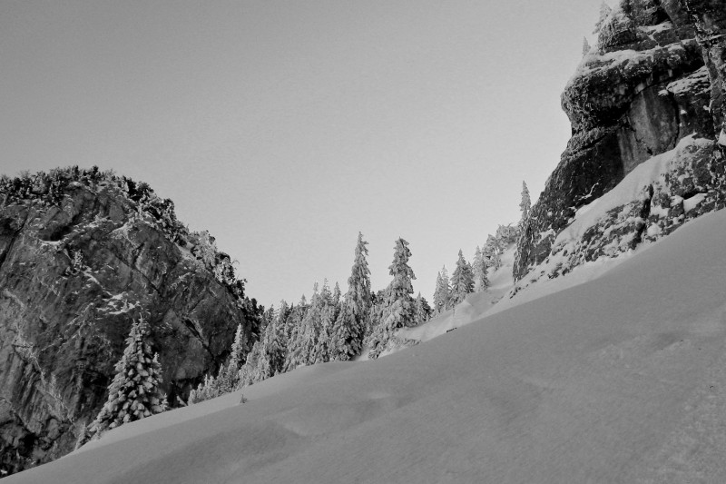 #6 Suet : La traversée du haut qui permet de rejoindre le dernier couloir qui part à droite des sapins Suet : La traversée du haut qui permet de rejoindre le dernier couloir qui part à droite des sapins