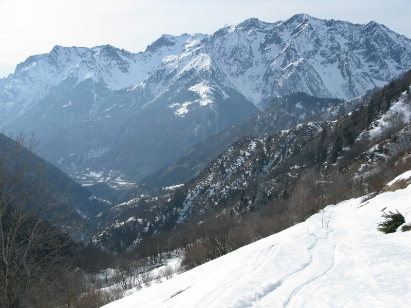 #6 Sentier : Le passage emprunte la trace blanche du sentier, seul endroit enneigé Sentier : Le passage emprunte la trace blanche du sentier, seul endroit enneigé