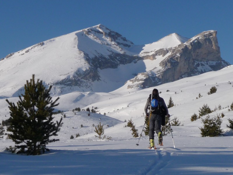 #1 Au lever du soleil : De gauche à droite: le Rocher rond, la Tête de Plate longue et Roche Courbe au début de la journée. Au lever du soleil : De gauche à droite: le Rocher rond, la Tête de Plate longue et Roche Courbe au début de la journée.