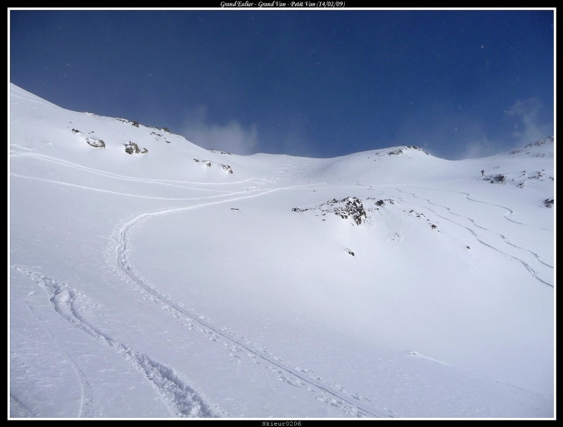 #3 Poudreuse : Nos traces de descente sur le Grand Van dans une poudreuse de rêve, avant la re-montée au Petit Van. Poudreuse : Nos traces de descente sur le Grand Van dans une poudreuse de rêve, avant la re-montée au Petit Van.