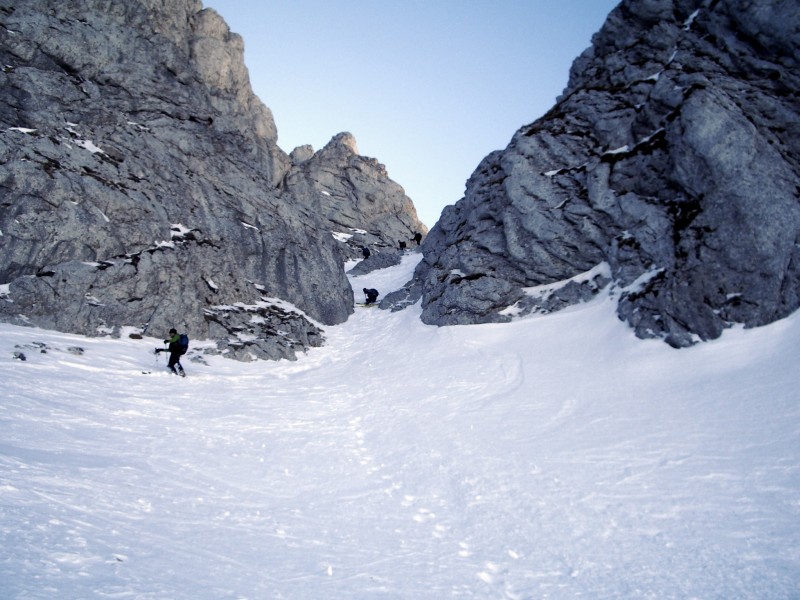 Couloir du Cornafion : Tout droit dans l'étroiture... Sur la neige tôlée... Bof, bof... !