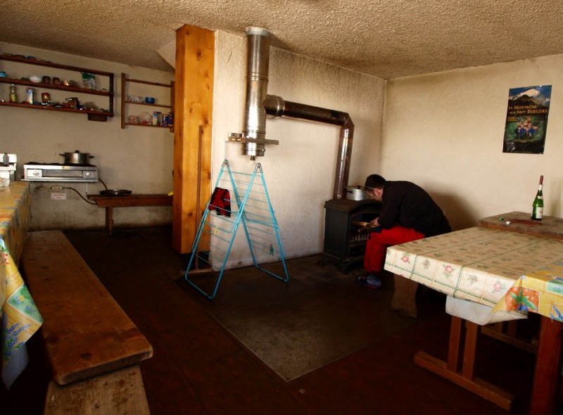 #7 au boulot... : Cyril se charge d au boulot... : Cyril se charge d'allumer le feu.