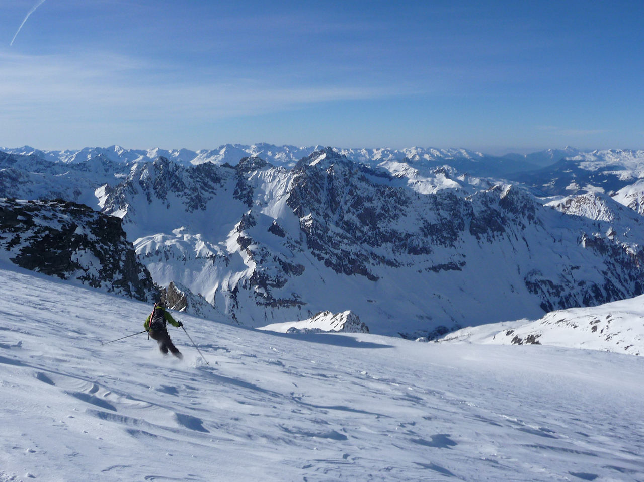 #17 Camille vers 3250 m : Avant de plonger dans les pentes poudreuses ombragées, bon ski malgré le travail du vent. Camille vers 3250 m : Avant de plonger dans les pentes poudreuses ombragées, bon ski malgré le travail du vent.