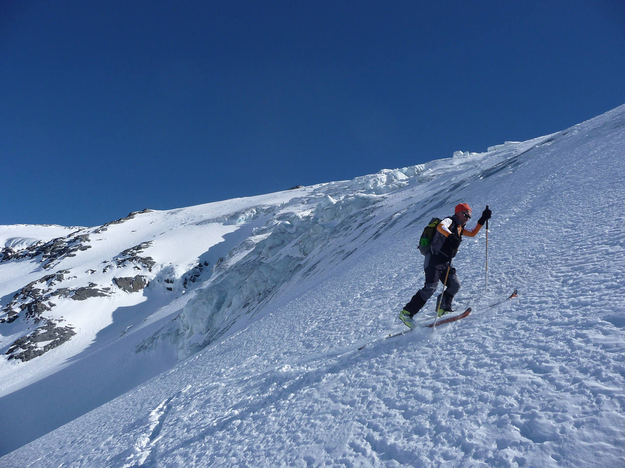 #6 Bientôt le but ! : Quelques mètres plus haut un passage en glace vitreuse stoppera notre progression. Les outils légers de randonneurs se montrerons totalement inefficaces. Bientôt le but ! : Quelques mètres plus haut un passage en glace vitreuse stoppera notre progression. Les outils légers de randonneurs se montrerons totalement inefficaces.