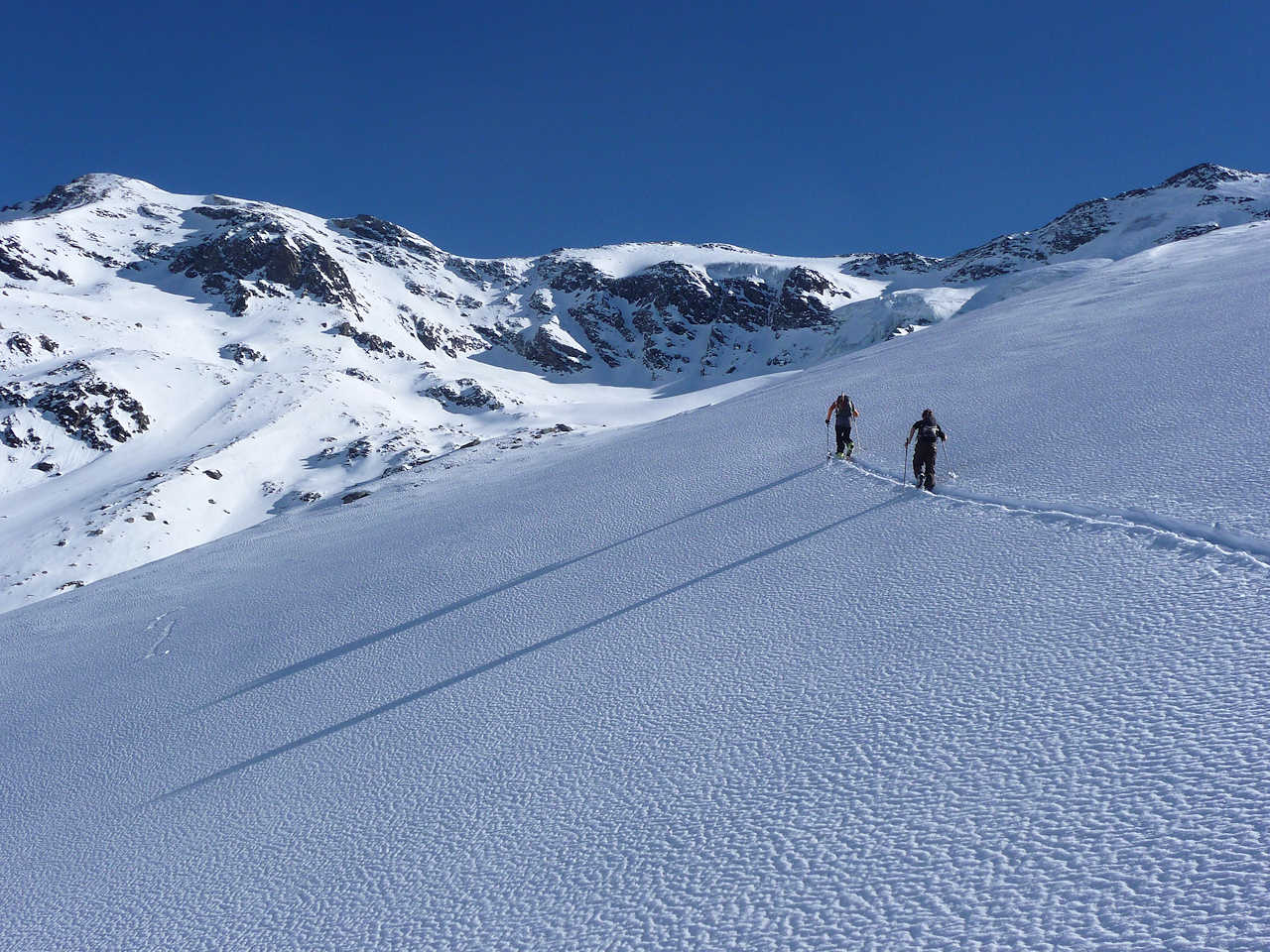 #3 Direction glacier du Génépy : A la trace dans une neige poudreuse légère à l Direction glacier du Génépy : A la trace dans une neige poudreuse légère à l'aspect un peu particulier.