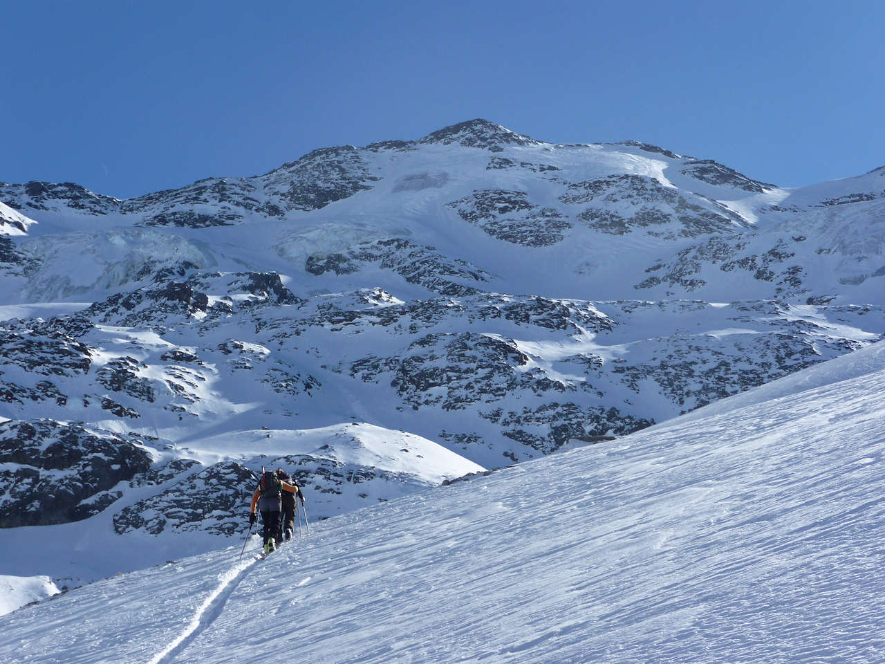 #2 Montée le long de la moraine : Avec en toile de fond notre objectif initial, le dôme Sud du Génépy Montée le long de la moraine : Avec en toile de fond notre objectif initial, le dôme Sud du Génépy