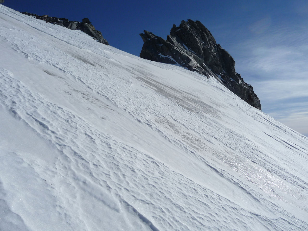 #10 Pente finale : Très peu de neige. La glace vive est apparente, mais celà passe sans difficulté. Pente finale : Très peu de neige. La glace vive est apparente, mais celà passe sans difficulté.