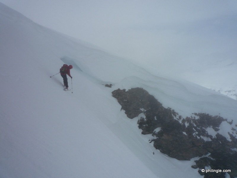 #4 Corniche : Alex dans l Corniche : Alex dans l'entree du couloir, avec cette grande corniche