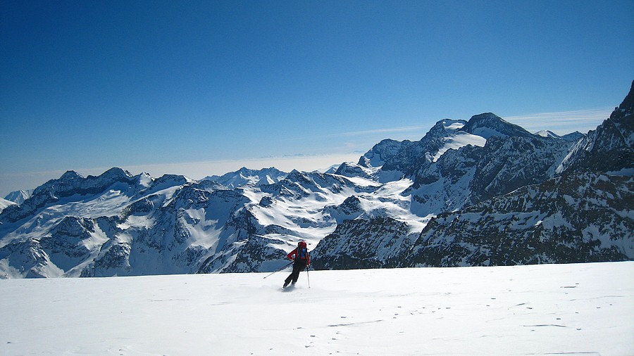 Le grand Saut en Italie : Face à moi, tout le reste de la journée: on voit presque gastaldi, puis la longue traversée jusqu'au bout du bout et Cibrario