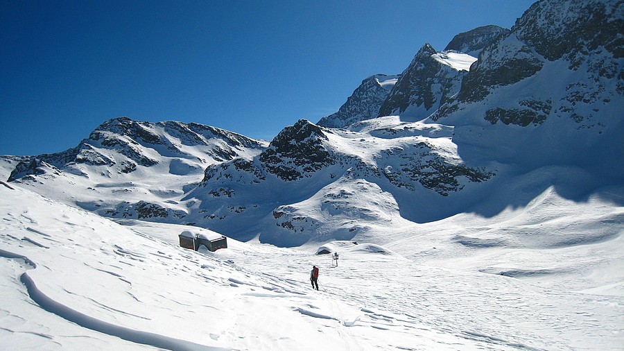 Gastaldi : A gauche, le refuge d'été. je me vois déja en train de faire la sieste au soleil....