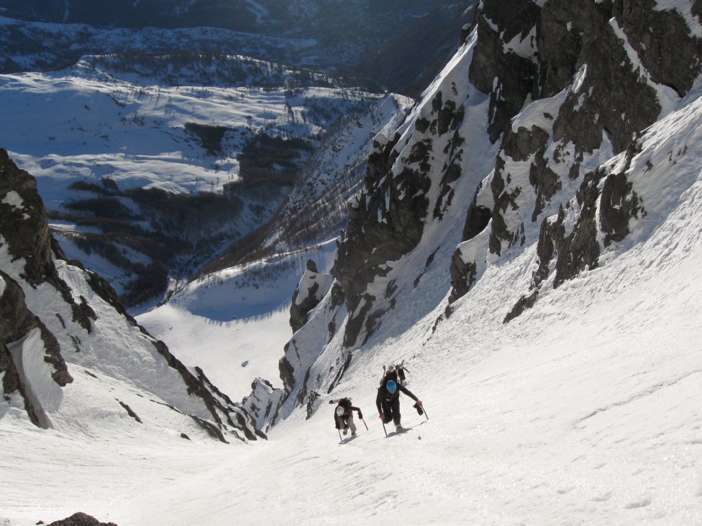 Le couloir : D'ailleurs on continue, au soleil et sous les chutes d'objets d'hiver (héhé), enfin surtout des pierres et glaçons...