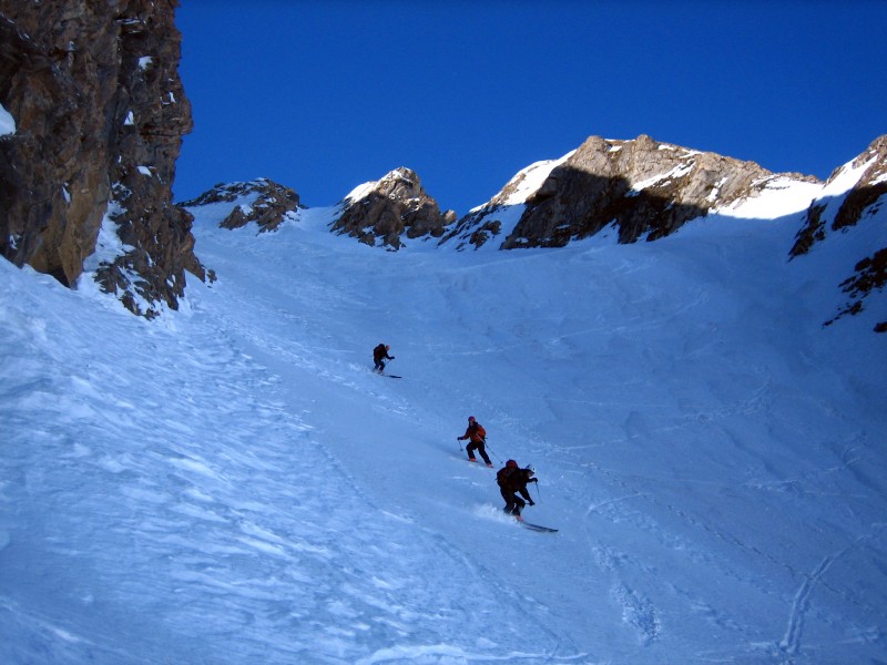 #7 Partie basse de la rampe : Crok, Maëlle et Tifix font fumer les cuisses sur la neige dure Partie basse de la rampe : Crok, Maëlle et Tifix font fumer les cuisses sur la neige dure