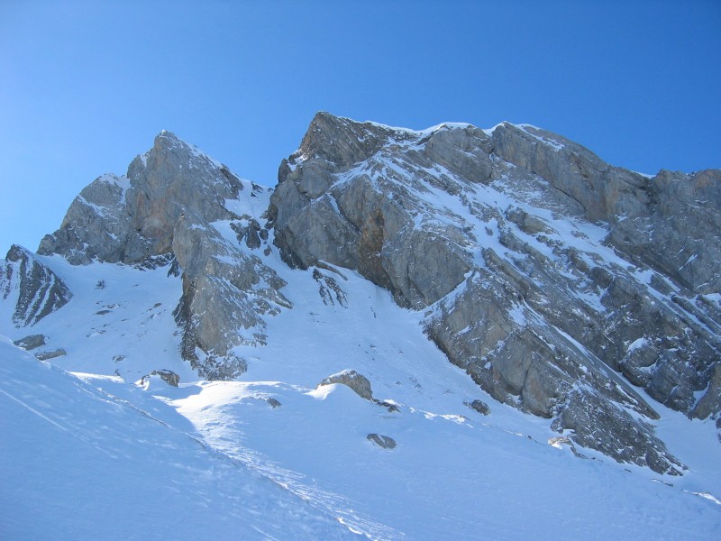 #2 Etale, couloir Combaz - Face : Vue de sous la brèche de la Marion. Pas vraiment enneigé! Etale, couloir Combaz - Face : Vue de sous la brèche de la Marion. Pas vraiment enneigé!
