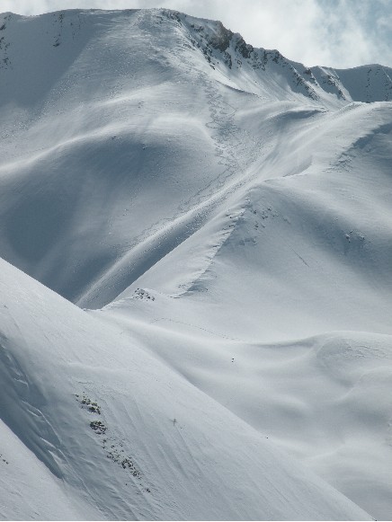 la coupa : les traces du jour à la coupa, un skieur arrive au col de rouanette depuis ancelle