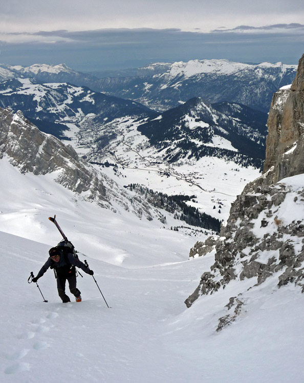 Brèche 2309m : Montée du premier couloir, le mauvais arrive déjà au loin.