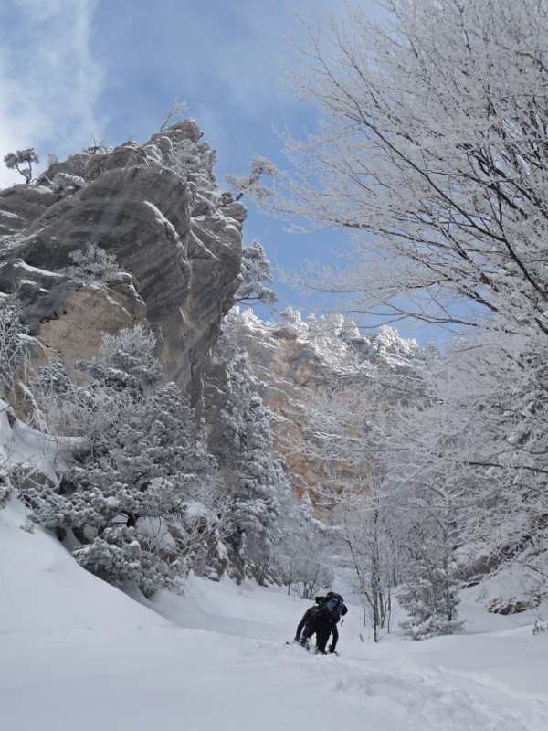 #2 Combe du Prayet : Sylvain dans le vif du sujet : déchaussage pour passer les zones avec fond glacé Combe du Prayet : Sylvain dans le vif du sujet : déchaussage pour passer les zones avec fond glacé