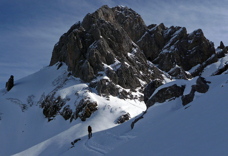 #2 Pierre du Mt Blanc : Devant l Pierre du Mt Blanc : Devant l'imposante pointe 2407m, non nommée sur les cartes IGN.