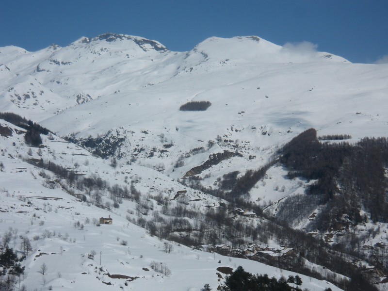 #6 Mont Ruisas : au centre et à l Mont Ruisas : au centre et à l'aplomb du curieux bosquet carré, perdu au milieu de l'immensité blanche !