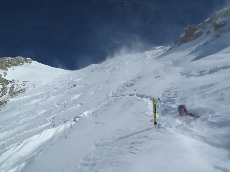 #8 La descente du couloir : Du beau ski sinon à l La descente du couloir : Du beau ski sinon à l'arrêt on se planque dans un trou
