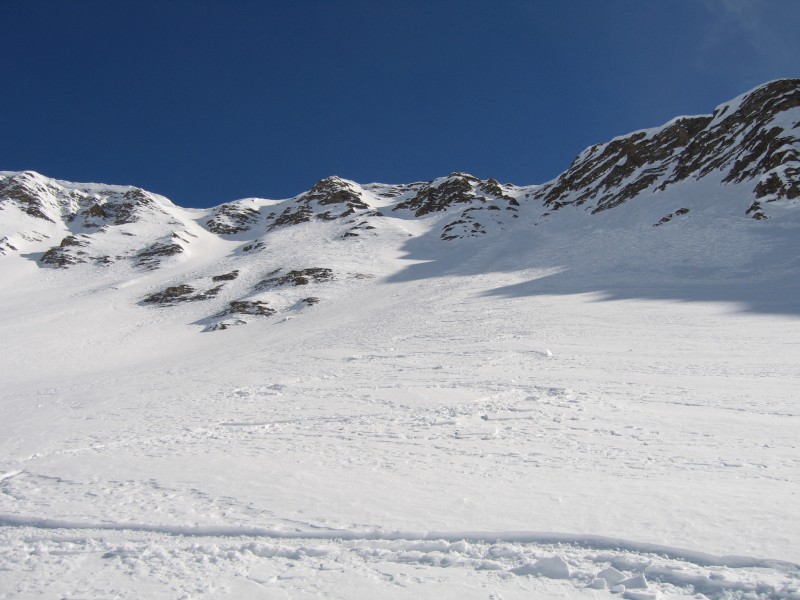 #6 Tête entre deux Sauts : de la bonne neige dans ce couloir relativement protègé du vent Tête entre deux Sauts : de la bonne neige dans ce couloir relativement protègé du vent