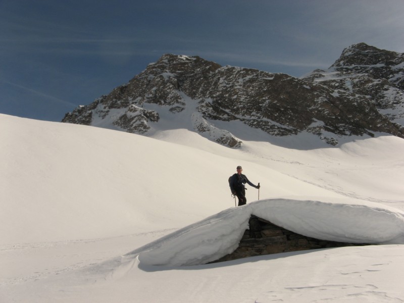 #9 Tête entre deux sauts : J Tête entre deux sauts : J'inspecte l'épaisseur de neige sur le toit du chalet